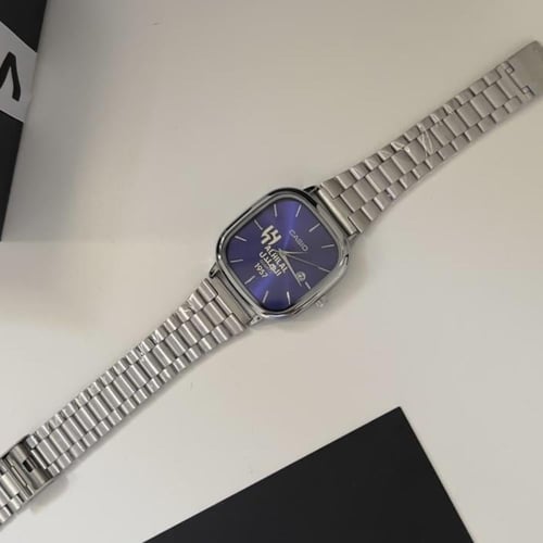 ساعة رجاليه بتصميم شعار الهلال