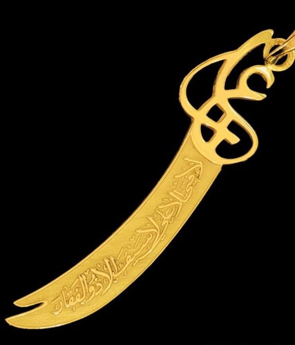 سلسال على شكل سيف مطلي بالذهب