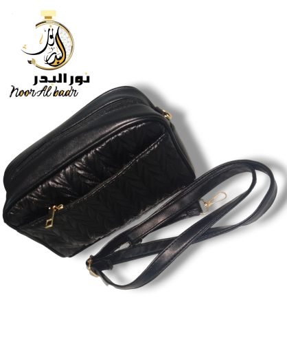 شنطة نسائية لون اسود لمعة حجم صغير-002