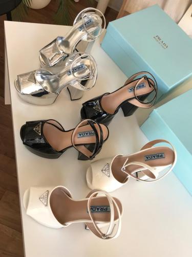 حذاء كعب نسائي من برادا