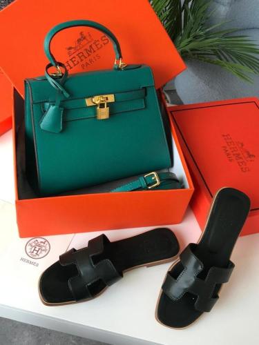 طقم أنيق يتكون من حقيبة وصندل