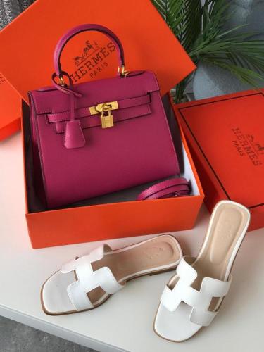 طقم أنيق يتكون من حقيبة وصندل