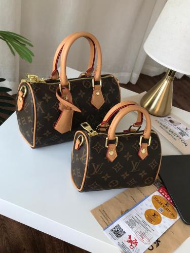 شنطه بني lv