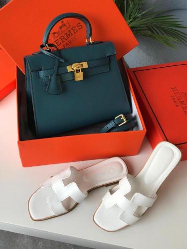 طقم أنيق يتكون من حقيبة وصندل