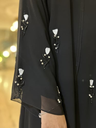 عباية نوال ) مزينه بتطريز خيوط مع شك خرز