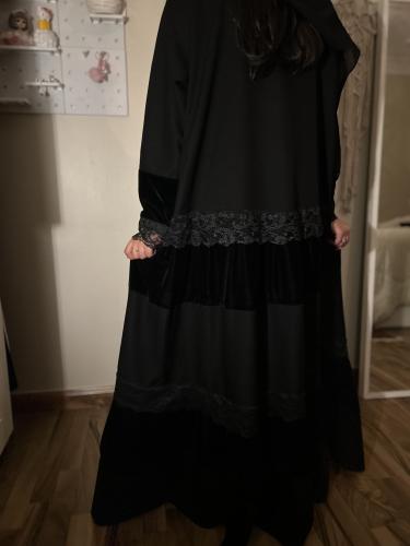 عباية طبقات المخمل والدانتيل