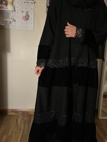 عباية طبقات المخمل والدانتيل