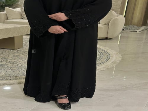 عباية لمى ) كريب ملكي شك بالكم وتحت طرف العباية