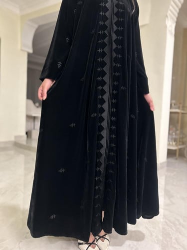 عباية رؤى )مخمل مطرز كلوش