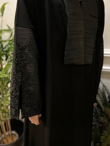 عباية أنيقة بياقة مستطيلة واكمام مزينه