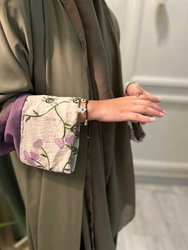 عباية بتدخيلة مطرزة