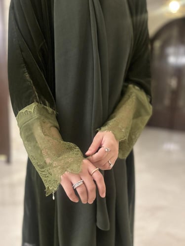 عباية( غلا )مخمل بااكمام من الدانتيل الناعم