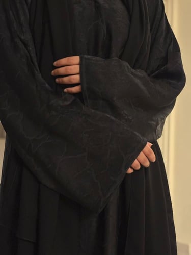 عباية جوري ) كريب حريري منقوش