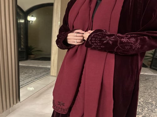 عباية ديم مخمل مطرز برغندي