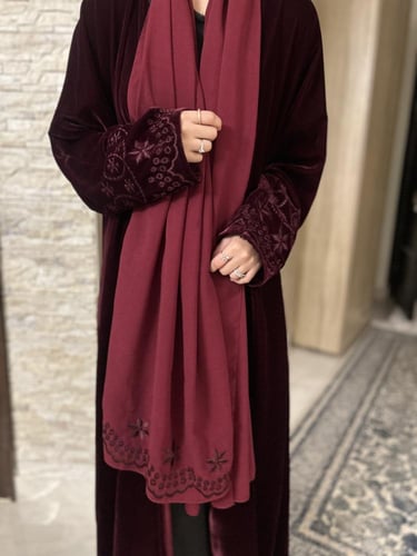 عباية ديم مخمل مطرز برغندي