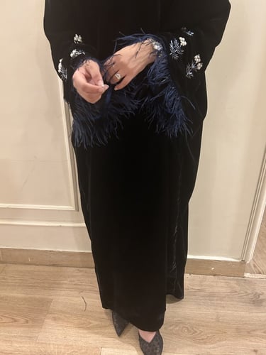 عباية مخمل مزينه من الاكمام