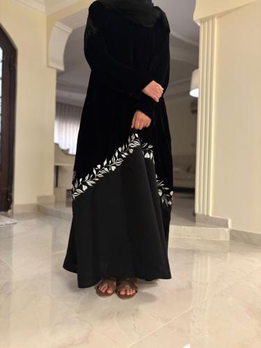 عباية عاليه ) تطريز انيق مخمل علوي
