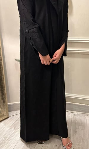 عباية إنيقة بنص قماش مشجر اسود