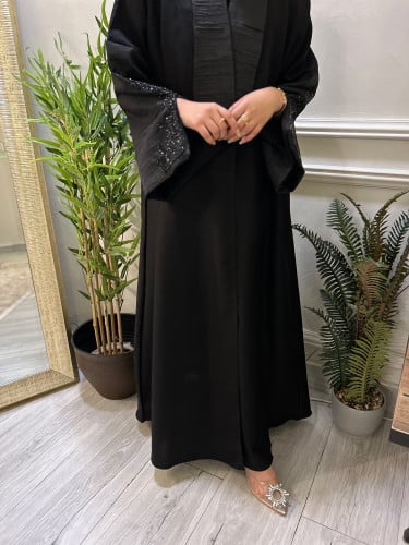 عباية أنيقة بياقة مستطيلة واكمام مزينه