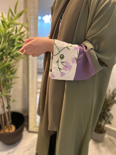 عباية بتدخيلة مطرزة