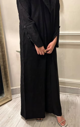 عباية إنيقة بنص قماش مشجر اسود