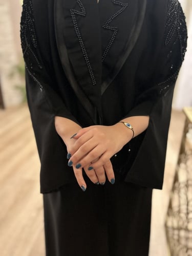 عباية أنيقه مزينة بالشك من الاكتاف متوفره لونين