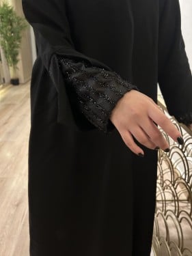 عباية بتدخيلة كسرات من الخلف وطرف الكم