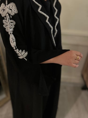 عبايه مزينه بياقة واكمام من الشك متوفره بلونين