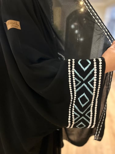عباية بااكمام مطرزه متوفره موديل( لف او نص بشت)