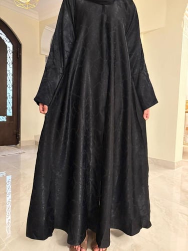 عباية جوري ) كريب حريري منقوش