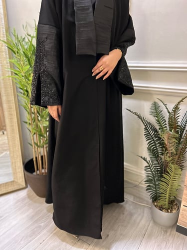 عباية أنيقة بياقة مستطيلة واكمام مزينه