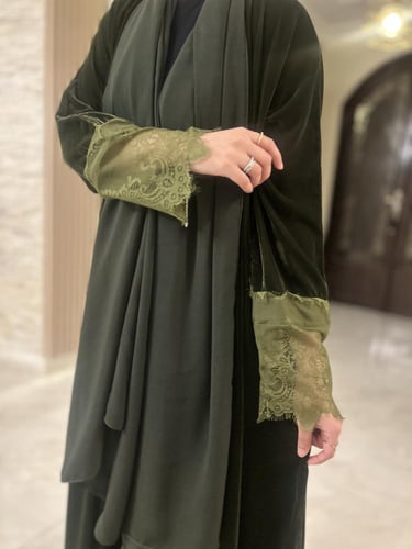 عباية( غلا )مخمل بااكمام من الدانتيل الناعم
