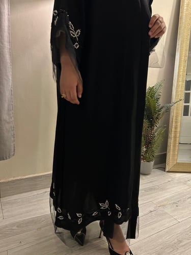 شك من الاكمام والاسفل وطرف العباية حسب الاختيار