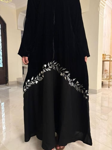 عباية عاليه ) تطريز انيق مخمل علوي