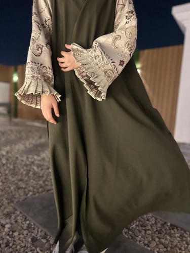 عباية فجر ) انيقة بتدخيلة كم مطرزة متوفره باألوان