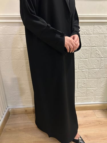 عباية أنيقة عملية بياقة واكمام ازارير