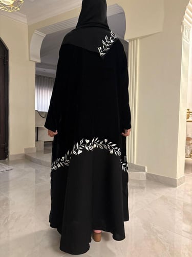 عباية عاليه ) تطريز انيق مخمل علوي