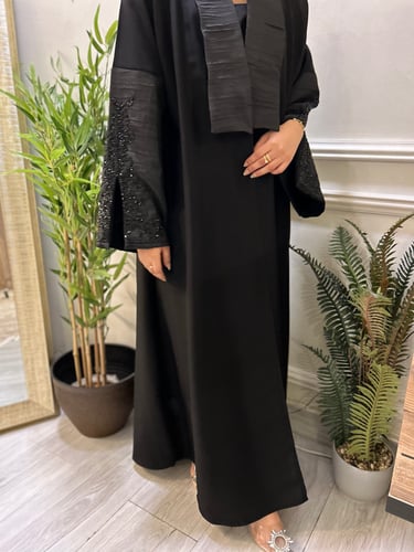 عباية أنيقة بياقة مستطيلة واكمام مزينه