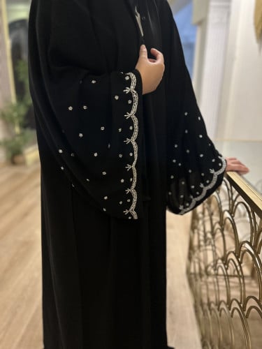 عباية اكمام واسعة مزينه بالشك