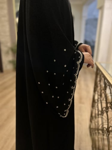 عباية اكمام واسعة مزينه بالشك