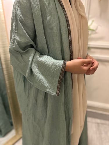 عباية ملونه مزينه بشريط كرستالي