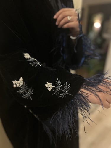 عباية مخمل مزينه من الاكمام