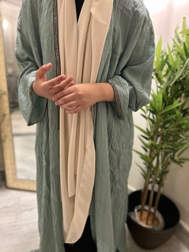 عباية ملونه مزينه بشريط كرستالي