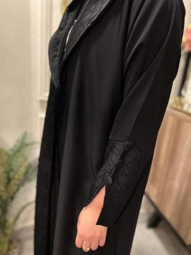 عباية إنيقة بنص قماش مشجر اسود