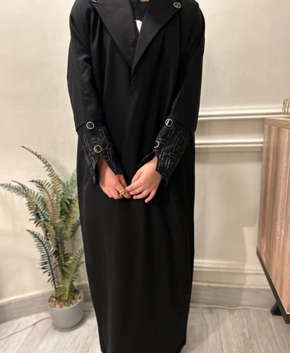 عباية بياقة واكمام بقماش ملون