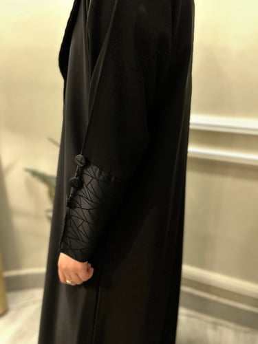 عباية إنيقة بنص قماش مشجر اسود