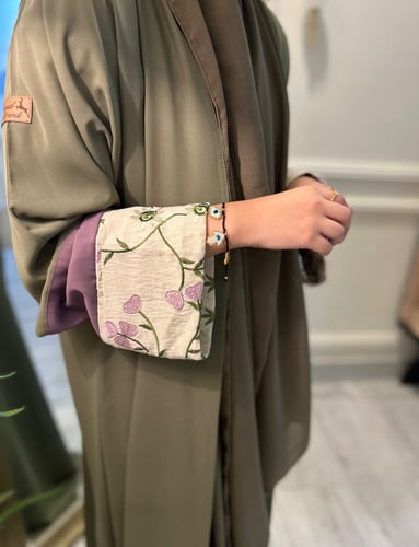 عباية بتدخيلة مطرزة