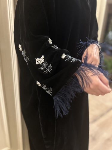 عباية مخمل مزينه من الاكمام