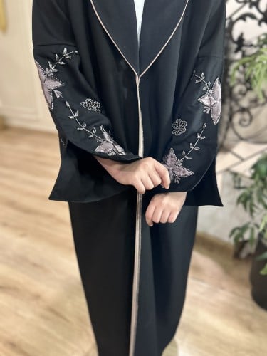 عباية مطرزة بالاكمام