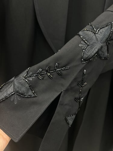 عباية مطرزة بالاكمام